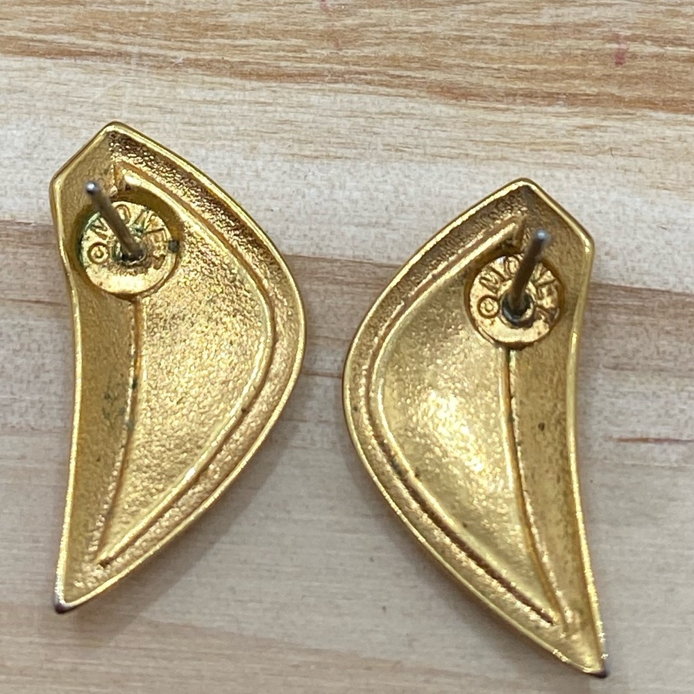 Monet vintage ted enamel gold tone stud earrings 
Great condition - Picture 3 of 3